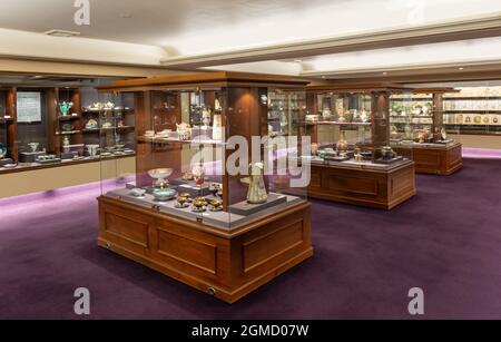 Töpferkunst im europäischen Stil, ausgestellt in Holzschränken im Noritake Museum in Nagoya, Japan. Stockfoto