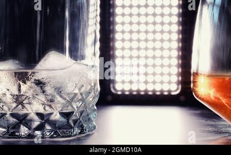 Ein Glas harten Alkohols mit Eis auf einer Theke. Whiskey mit Soda im Glas. Werbung für alkoholische Getränke. Stockfoto