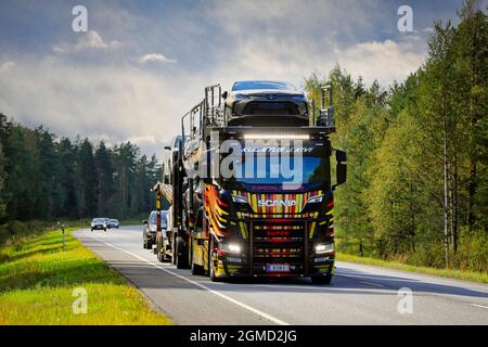 Der einzigartige Fahrzeugträger Scania R650 von Kuljetus J. Kivi transportiert Neuwagen auf der Straße 25, Fernlicht kurz. Raasepori, Finnland. 9. September 2021. Stockfoto