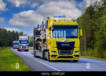 Der neue MAN TGX-Autotransporter transportiert Fahrzeuge im schweren Straßenverkehr an einem Herbsttag. Raasepori, Finnland. 9. September 2021. Stockfoto