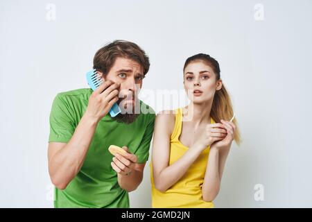 Bärtiger Mann neben einer Frau, die sich im Badezimmer eine Gesichtsbehandlung anschert Stockfoto