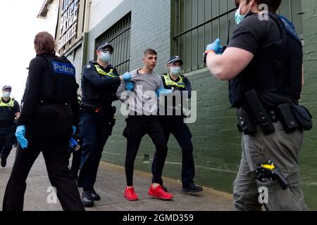 Melbourne, Australien, 18. September 2021. Während der Freiheitsdemonstration am 18. September 2021 in Melbourne, Australien, wird ein Demonstrator von der Polizei weggeführt. Freiheitsproteste sind Teil einer internationalen koordinierten Protestbewegung, die sich gegen COVID-19-Beschränkungen, Impfungen und Maßnahmen im Bereich der öffentlichen Gesundheit richtet. Kredit: Mikko Robles/Geschwindigkeit Medien/Alamy Live Nachrichten Stockfoto