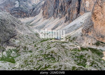 Rifugio Antermoia Hütte und Lago di Antermoia See vom Mantelgipfel in den Dolomiten in Italien Stockfoto