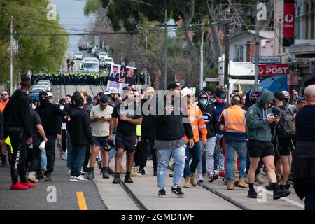 Melbourne, Australien. September 2021. Polizeilinien im Hintergrund lenken die Richtung der Protestierenden gegen die Sperre in Richmond ab. Quelle: Jay Kogler/Alamy Live News Stockfoto