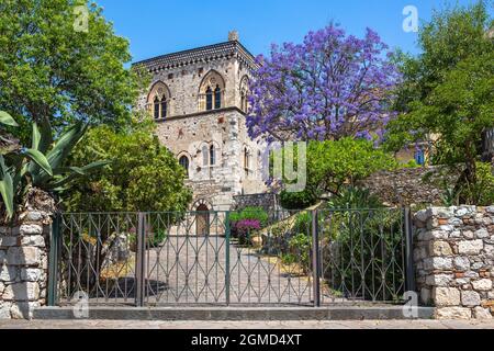 Mittelalterlicher Palazzo Duchi di Santo Stefano in der historischen Altstadt von Taormina, Sizilien, Italien Stockfoto