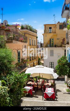Straßenrestaurant in der historischen Altstadt von Taormina Stockfoto