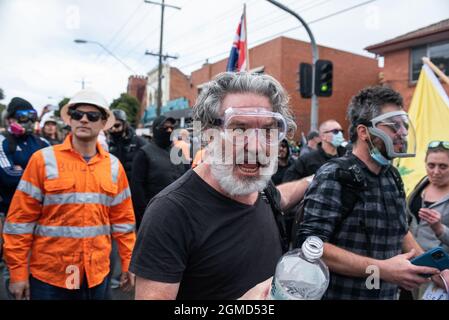 Melbourne, Australien. September 2021. Anti-Lockdown-Demonstranten mit schützender Gesichtsausrüstung rufen die Polizei an und fordern die Beamten auf, sich ihnen anzuschließen. Quelle: Jay Kogler/Alamy Live News Stockfoto