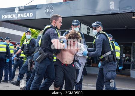 Melbourne, Australien. September 2021. Die Polizei zieht einen Anti-Blockierung-Protestanten ab, den sie gerade verhaftet haben. Quelle: Jay Kogler/Alamy Live News Stockfoto