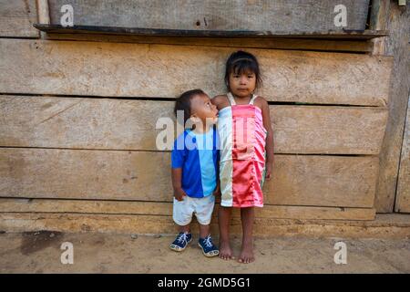 Kleines indisches Mädchen und junge von embera im Dorf La Bonga neben Rio Pequeni, Chagres Nationalpark, Republik Panama, Mittelamerika. Stockfoto