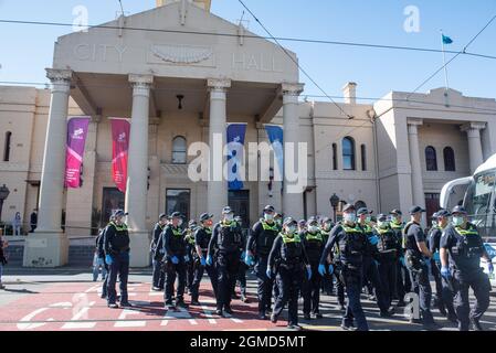 Melbourne, Australien. September 2021. Die Polizei bereitet sich darauf vor, sich vor dem Rathaus von Richmond zu stellen, um sich den marschierenden Anti-Lockdown-Demonstranten zu stellen. Quelle: Jay Kogler/Alamy Live News Stockfoto