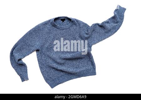Blauer Pullover isoliert auf weißem, lässigem Vintage-Strickpullover, Wolljacke, Draufsicht Stockfoto