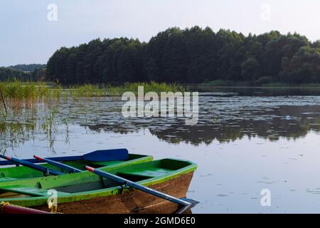 Landschaft mit zwei Holzbooten auf dem Fluss in Weißrussland Stockfoto