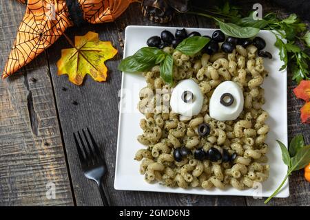 Halloween lustige Idee für Party Essen, Dekoration Feier Kind Party Essen. Halloween mit Pesto kreativen Pasta-förmigen Frankenstein Monster. Stockfoto