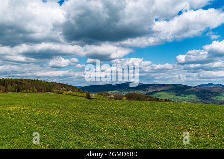 Schöne hügelige Landschaft im Frühling mit Galle Karpaty Bergen mit einer Mischung aus Wiesen und bewaldeten Hügeln über Brumov-Bylnice in der Tschechischen republik