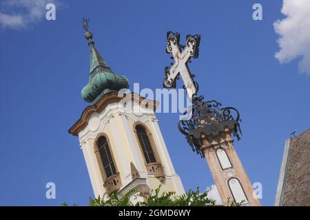 Pestkreuz (Pestis-kereszt), Fo ter (Fo-Platz), mit der Serbisch-orthodoxen Blagovestenska-Kirche dahinter, Szentendre, bei Budapest, Ungarn Stockfoto