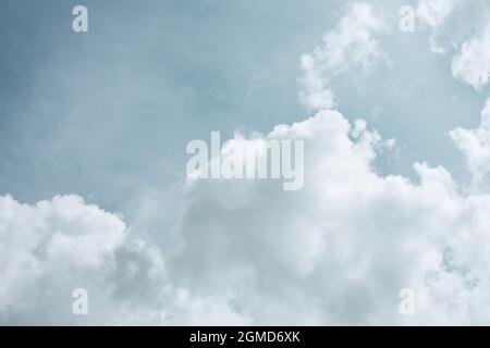 Schöne leichte Sturmwolken. Foto des Himmels. Stockfoto