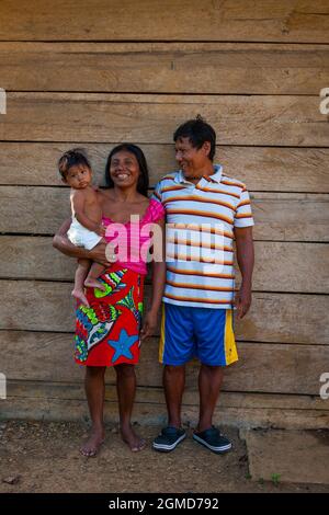 Indische Familie Embera im Dorf La Bonga neben Rio Pequeni, Chagres Nationalpark, Republik Panama, Mittelamerika. Stockfoto