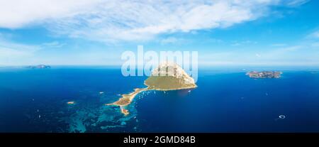 Blick von oben, Luftaufnahme, atemberaubender Panoramablick auf die Insel Tavolara, ein Kalksteinmassiv mit wunderschönen Stränden, die von einem türkisfarbenen Wasser umspült werden. Stockfoto