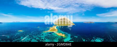 Blick von oben, Luftaufnahme, atemberaubender Panoramablick auf die Insel Tavolara, ein Kalksteinmassiv mit wunderschönen Stränden, die von einem türkisfarbenen Wasser umspült werden. Stockfoto