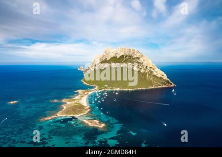 Blick von oben, atemberaubende Luftaufnahme der Insel Tavolara, einem Kalksteinmassiv mit wunderschönen Stränden, die von einem türkisfarbenen Wasser umspült werden. Sardinien, Italien. Stockfoto