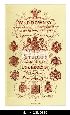 Rückseite der original viktorianischen Carte de Visite (CDV), von renommierten Fotografen an Queen Victoria, W & D Downey aus London und Newcastle, England, um 1881 Stockfoto