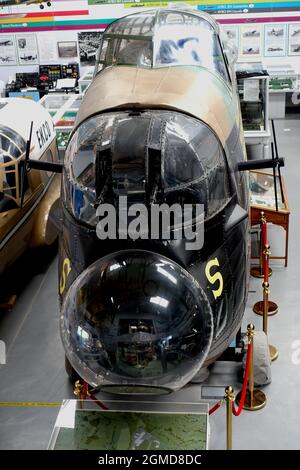 Replica Avro Lancaster Bombernase und Cockpit im Avro Heritage Museum. Stockfoto