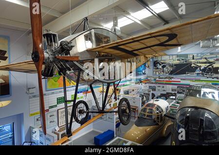 Nachbildung des ersten geschlossenen Kabinenflugzeugs der Welt vom Typ F von Avro, ausgestellt im Avro Heritage Museum, Woodford Aerodrome, Ceshire Stockfoto