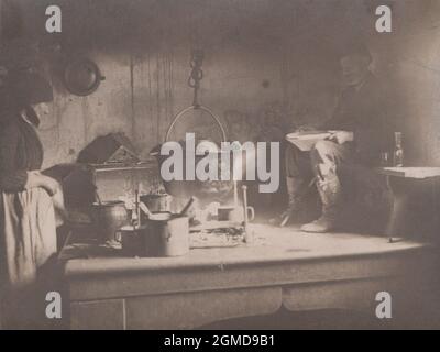 Original Vintage Foto aus Südtirol Österreich im Jahr 1916. Armes Paar, das in ihrer Küche zu Abend gegessen hat. Stockfoto