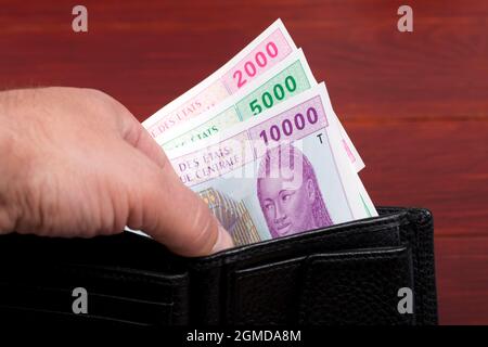 Zentralafrikanische Staaten Geld - Franken in der schwarzen Brieftasche Stockfoto