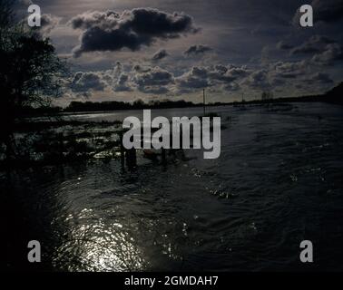 Klimawandel - der Fluss Avon in Hampshire platzt an seinen Ufern und verursacht aufgrund ungewöhnlicher Niederschläge großflächige Überschwemmungen, Hampshire, England, Großbritannien Stockfoto