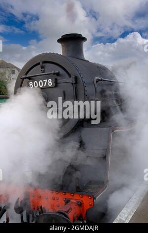 Konserviert britische Dampflokomotive 80078 BR Standard 2-6-4T Klasse 4MT Tankmotor in Dampf auf der Swanage Railway, Dorset, England, UK Stockfoto