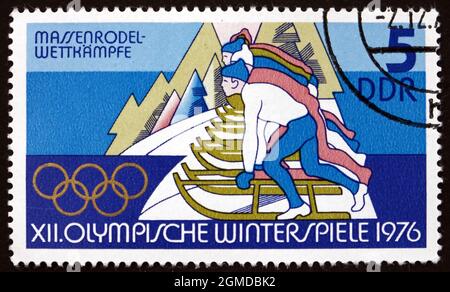 DEUTSCHLAND - UM 1975: Eine in Deutschland gedruckte Briefmarke zeigt Rodungen, 12. Olympische Winterspiele, Innsbruck, Österreich, um 1975 Stockfoto