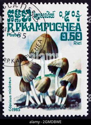 KAMBODSCHA - UM 1985: Eine in Kambodscha gedruckte Marke zeigt Mica Cap, Coprinus Micaceus, Pilz, um 1985 Stockfoto