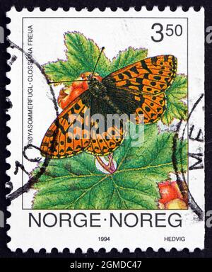 NORWEGEN - UM 1994: Eine in Norwegen gedruckte Briefmarke zeigt Freija Fritillary, Clossiana Freija, Butterfly, um 1994 Stockfoto