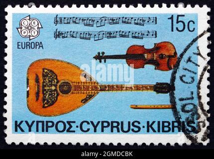 ZYPERN - UM 1985: Eine auf Zypern gedruckte Briefmarke zeigt zyprische Violine, Laute, Flöte und den Vierten Frauentanz aus der Cyprus Suite, um 1985 Stockfoto