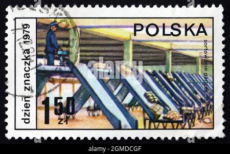 POLEN - UM 1979: Eine in Polen gedruckte Briefmarke zeigt Paketsortierung, Tag der Briefmarke, um 1979 Stockfoto