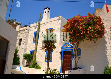 Traditionelle weiße Häuser in Bodrum im mediterranen Stil - Wand mit den bösen Augenperlen Stockfoto