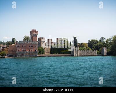 Burg Scaliger in Lazise, Venetien, Italien vom Gardasee mit seinem Turm aus gesehen Stockfoto