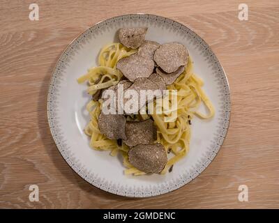 Tagliatelle al Tartufo Nero, Black Truffle Pasta Draufsicht Stockfoto