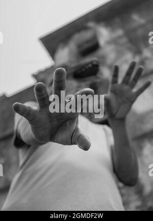 Angst halloween Terror Konzept.Mann in Eidechsenmaske gestikulieren mit Händen an der Kamera Stockfoto