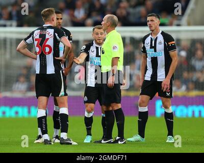 NEWCASTLE UPON TYNE, ENGLAND - 17. SEPTEMBER: Newcastle-Spieler zeigen dem Schiedsrichter Mike Dean während des Premier League-Spiels zwischen Newcastle United und Leeds United im St. James Park am 17. September 2021 in Newcastle upon Tyne, England, ihr Ärgernis. (Foto nach MB-Medien) Stockfoto