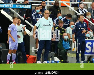 NEWCASTLE UPON TYNE, ENGLAND - 17. SEPTEMBER: Marcelo Bielsa von Leeds United ruft seinen Spielern Anweisungen während des Premier League-Spiels zwischen Newcastle United und Leeds United im St. James Park am 17. September 2021 in Newcastle upon Tyne, England. (Foto nach MB-Medien) Stockfoto