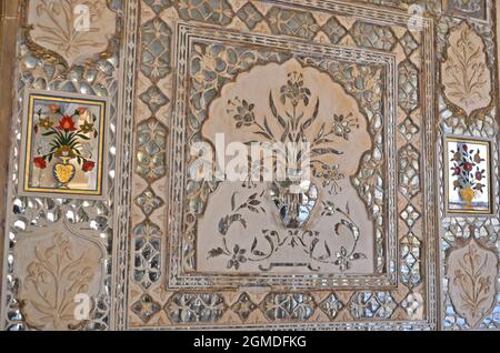 Glasarbeitswand am Amer Fort (Amber Fort) Jaipur, rajasthan, indien Stockfoto