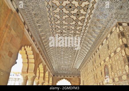 Glasarbeitswand am Amer Fort (Amber Fort) Jaipur, rajasthan, indien Stockfoto