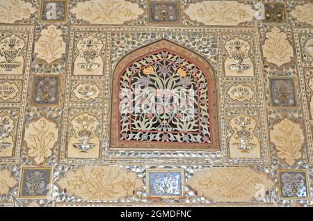 Glasarbeitswand am Amer Fort (Amber Fort) Jaipur, rajasthan, indien Stockfoto