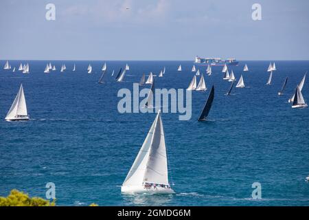 Segelboote vor der Küste von Genua nach dem Start der Millevele 2021 Regatta Stockfoto