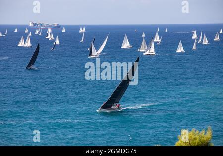 Segelboote vor der Küste von Genua nach dem Start der Millevele 2021 Regatta Stockfoto