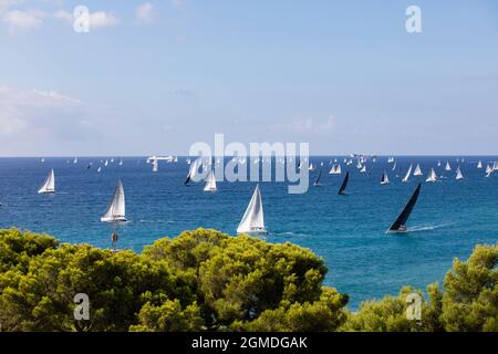 Segelboote vor der Küste von Genua nach dem Start der Millevele 2021 Regatta Stockfoto