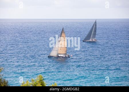 Segelboote vor der Küste von Genua nach dem Start der Millevele 2021 Regatta Stockfoto