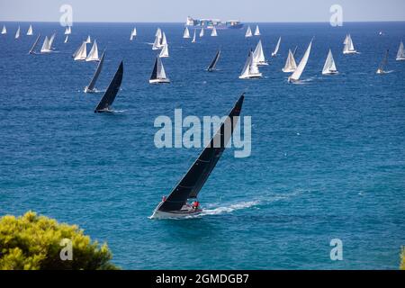 Segelboote vor der Küste von Genua nach dem Start der Millevele 2021 Regatta Stockfoto